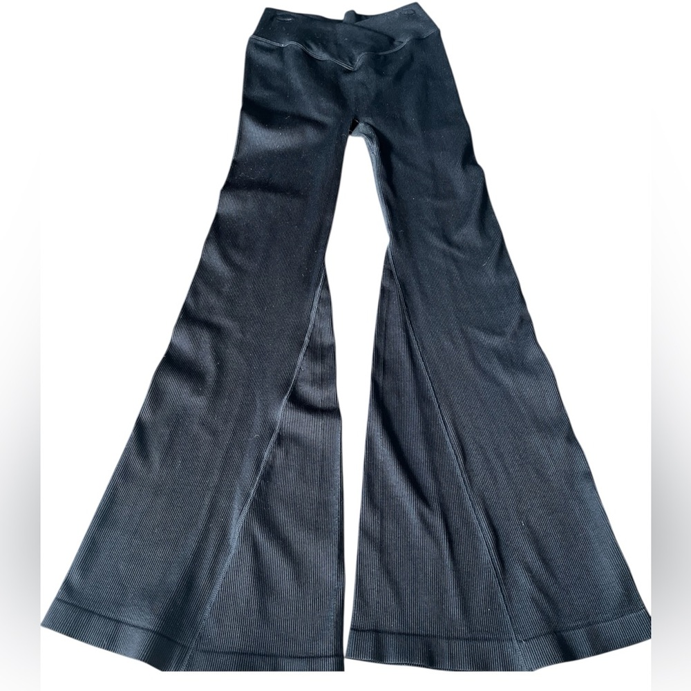 EUC Women’s Ribbed Black Flare Leggings/Pants in Size Medium.